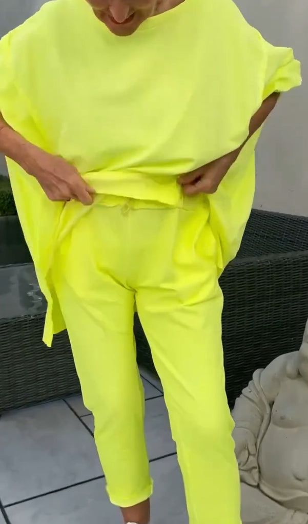 Nyári női kerek nyakú, hasított, világos színű, lezser kosztüm