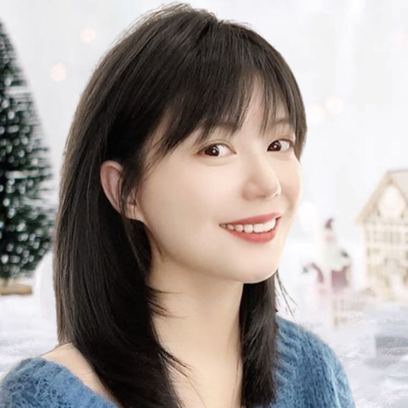 đNĆi közepes hosszĂșsĂĄgĂș parĂłka frufruval