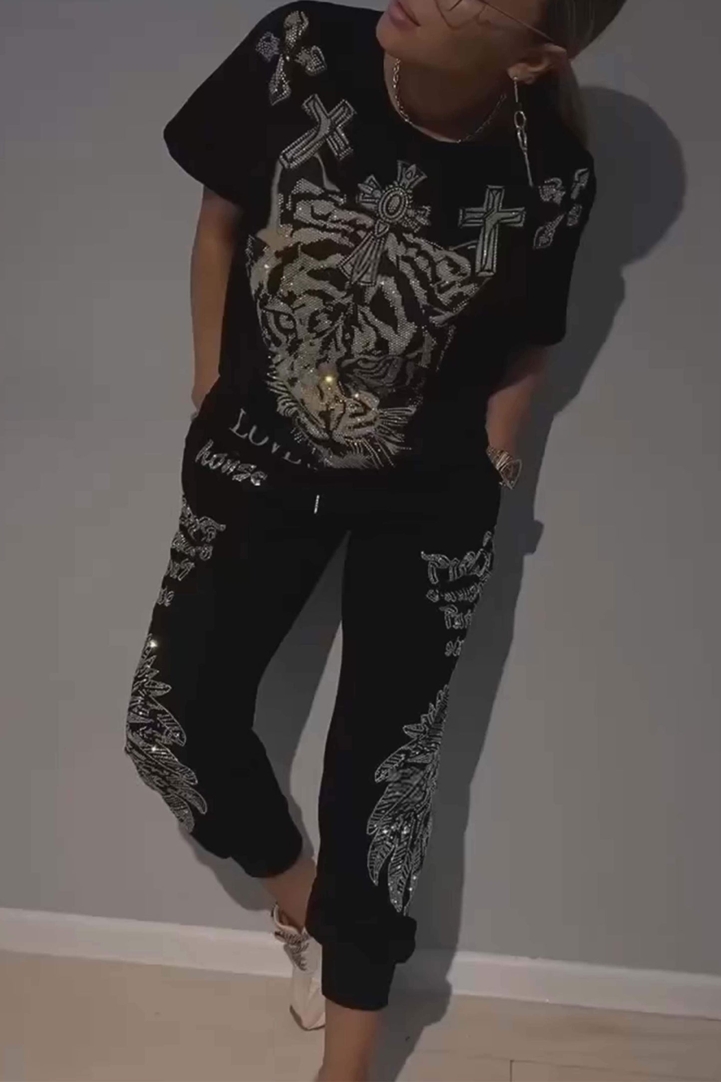 Női kétrészes szett, felső és nadrág modern rombuszmintával