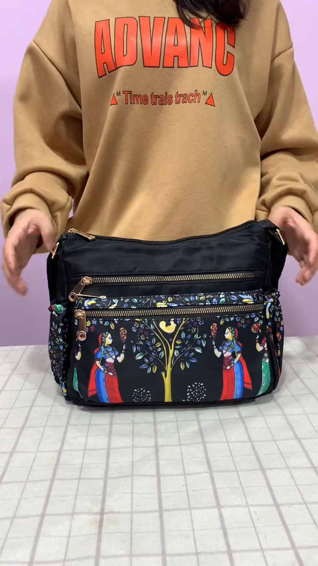 🔥Nagy kapacitású több zsebes divat nyomtatott Messenger táska