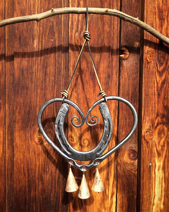 Kézzel készített szerencsegóng acél szegekkel