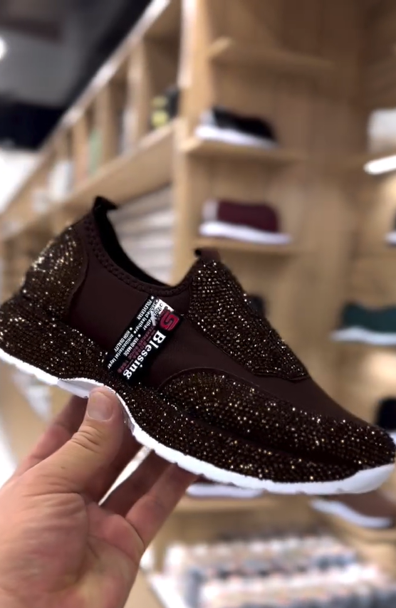 Divatos, mindennapi cipők kristályokkal