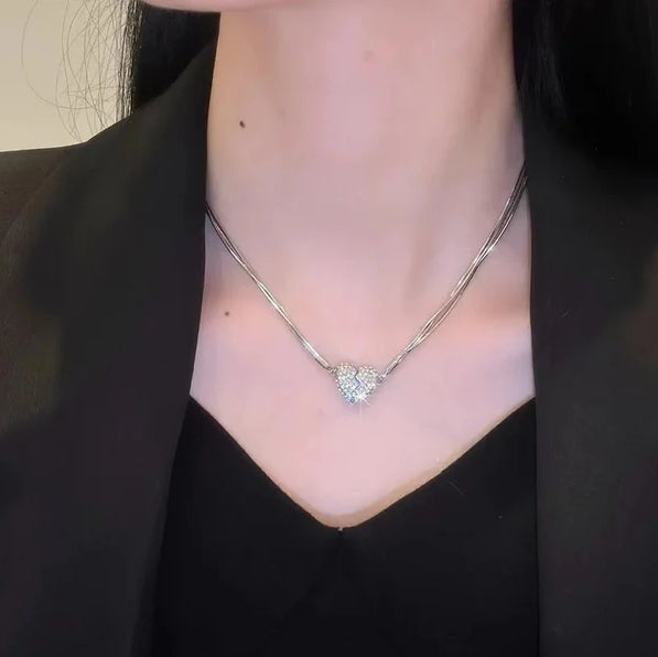 Elegáns nyaklánc, csillogó - "Mágneses szív"