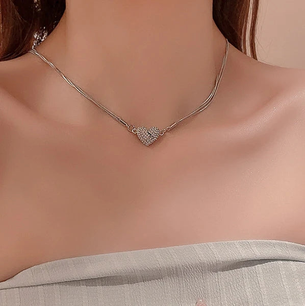 Elegáns nyaklánc, csillogó - "Mágneses szív"