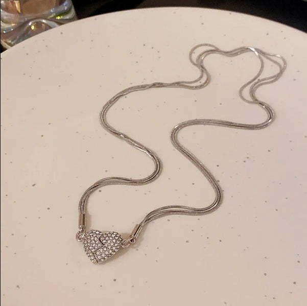 Elegáns nyaklánc, csillogó - "Mágneses szív"