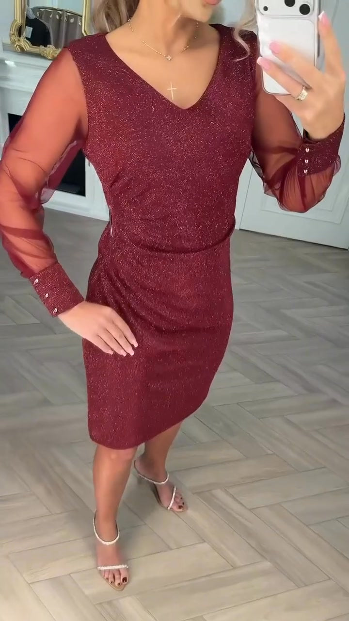 Csillogó V-nyakú ruha patchwork részletekkel