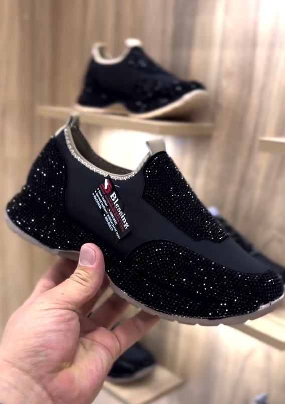 Divatos, mindennapi cipők kristályokkal