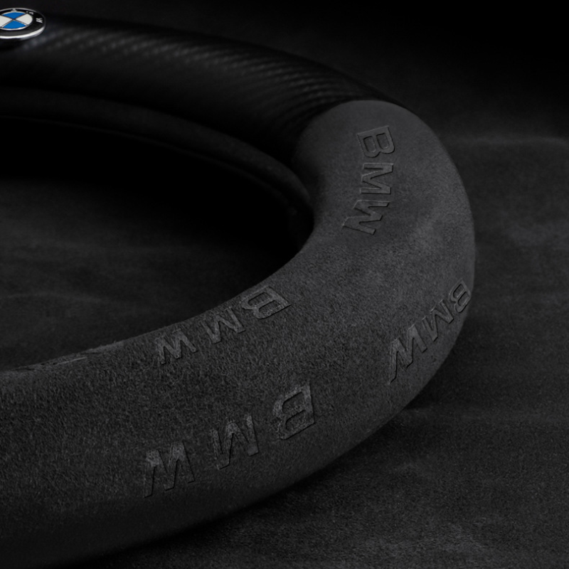 TrackVibe | Fekete karbon velúr kormánykerék borítás – Csúszásgátló és kopásálló