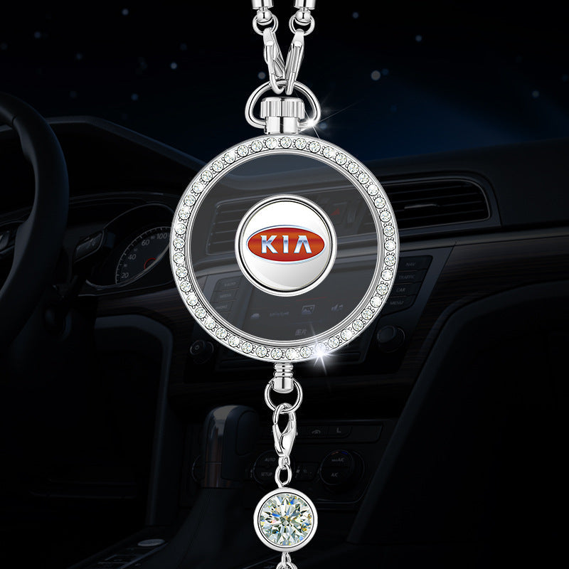Autó aromaterápiás logós medál fémből és gyémántokból