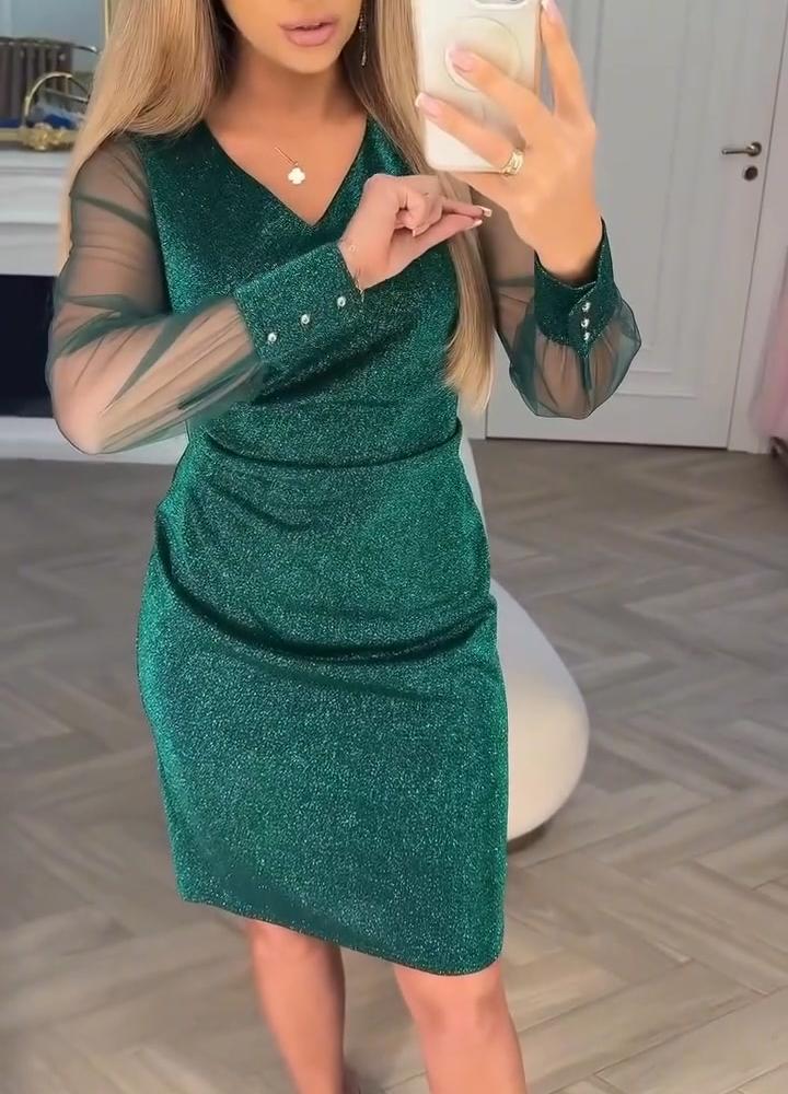 Csillogó V-nyakú ruha patchwork részletekkel