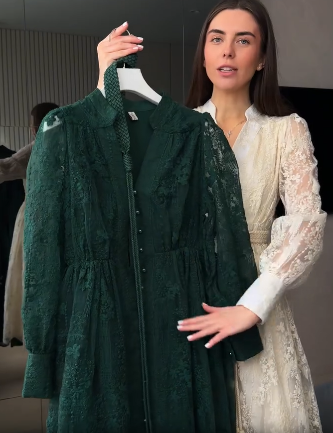 Női ruha V-nyakkal, gazdagon hímezve