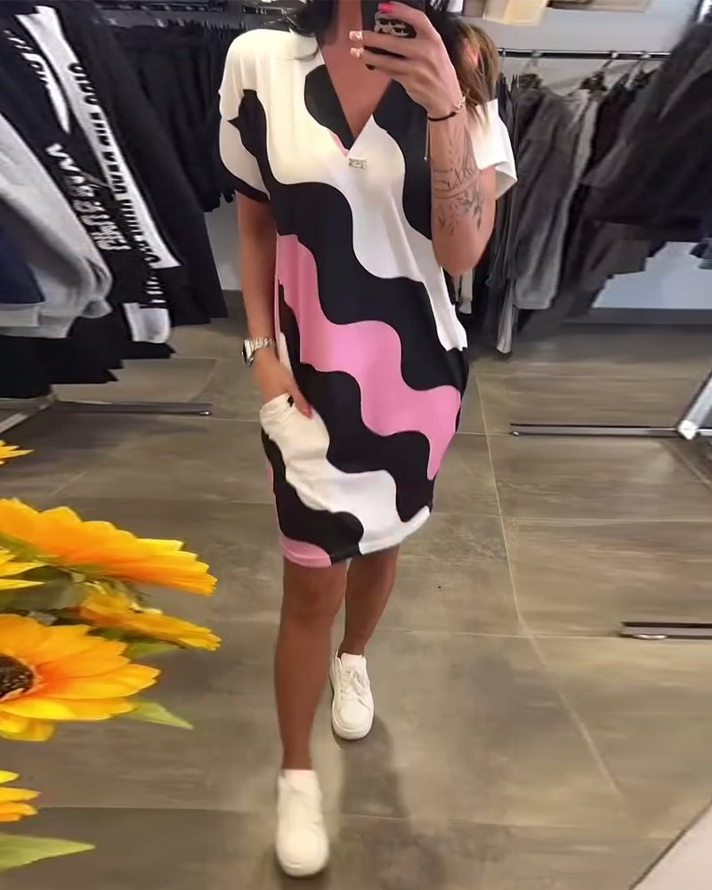 V-nyakú, hullámmintás ruha