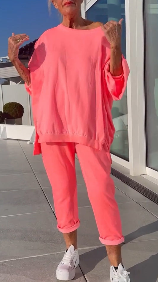 Nyári női kerek nyakú, hasított, világos színű, lezser kosztüm