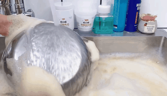 Távolítsa el a fekete gélt a pot aljáról