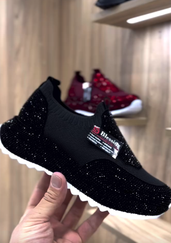 Divatos, mindennapi cipők kristályokkal