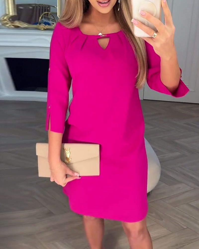 Elegáns, egyszínű, egyszerű V-alakú ruha