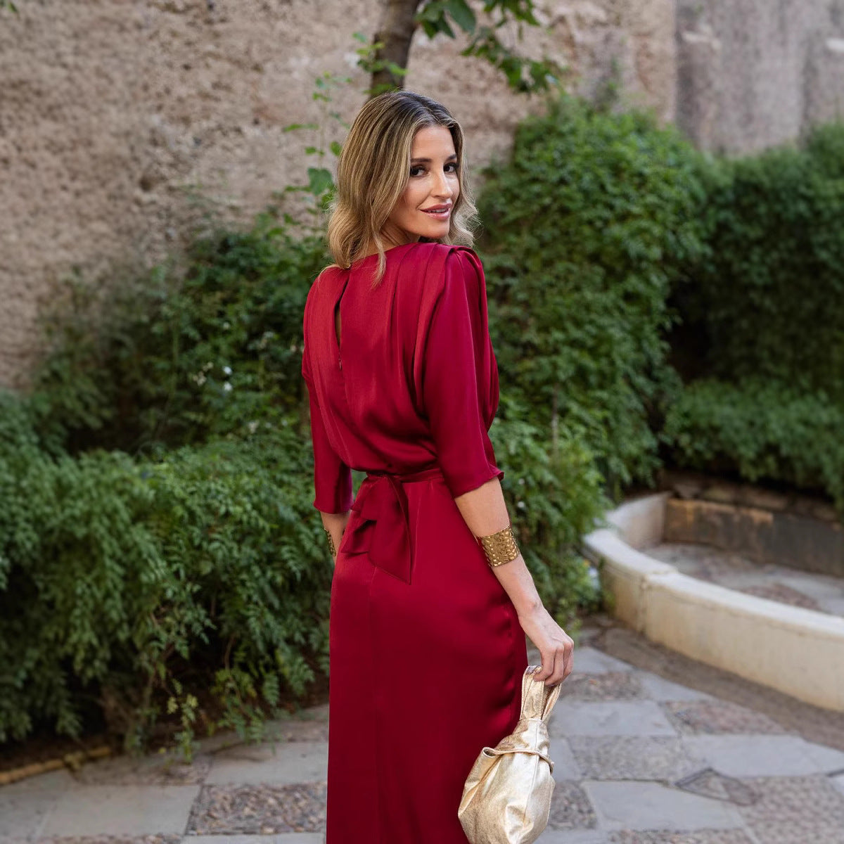 Egyszínű, kerek nyakú, rövid ujjú, szatén midi ruha