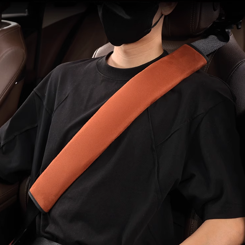 Selyemleather biztonsági övhuzat - nyakvédelemmel és logós opcióval