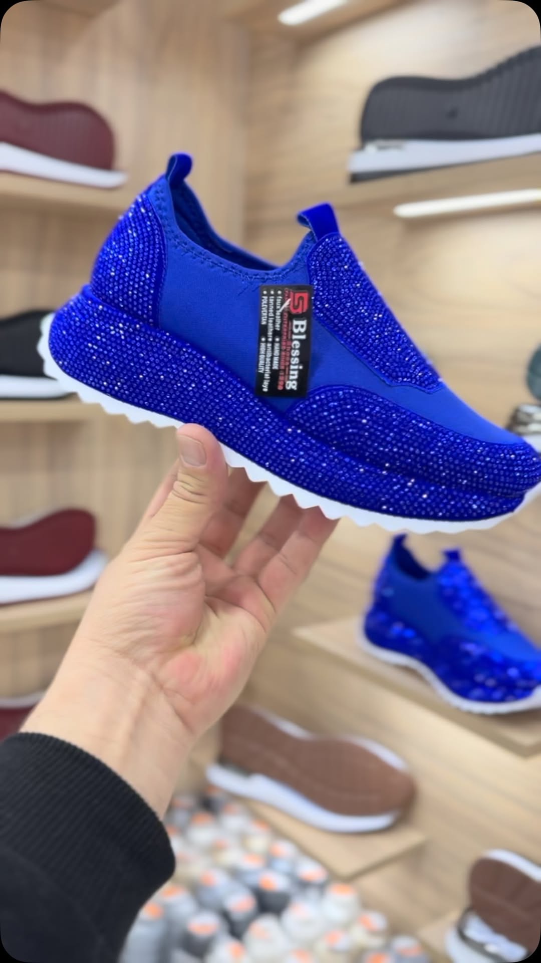 Divatos, mindennapi cipők kristályokkal