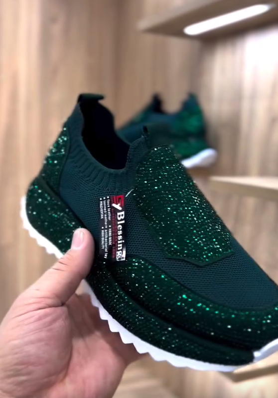 Divatos, mindennapi cipők kristályokkal