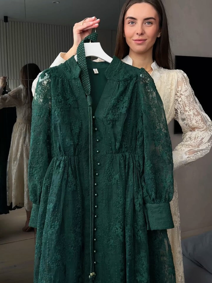 Női ruha V-nyakkal, gazdagon hímezve