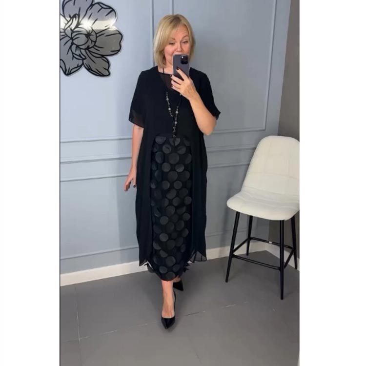 Elegáns, V-nyakú, fekete női ruha, szabálytalan zakóval, kétrészes szett