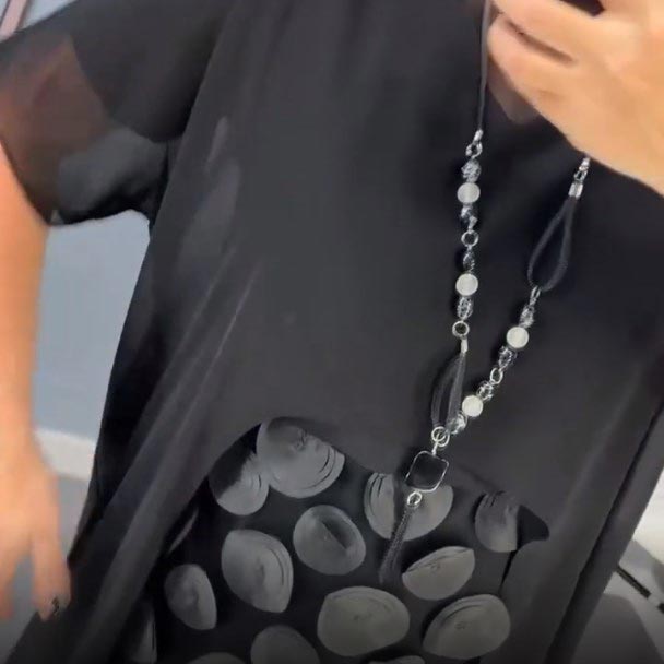 Elegáns, V-nyakú, fekete női ruha, szabálytalan zakóval, kétrészes szett