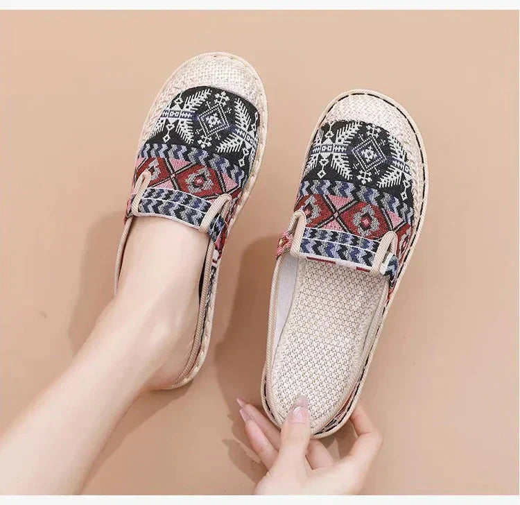 Légáteresztő vászonpapucs bekötött fejjel