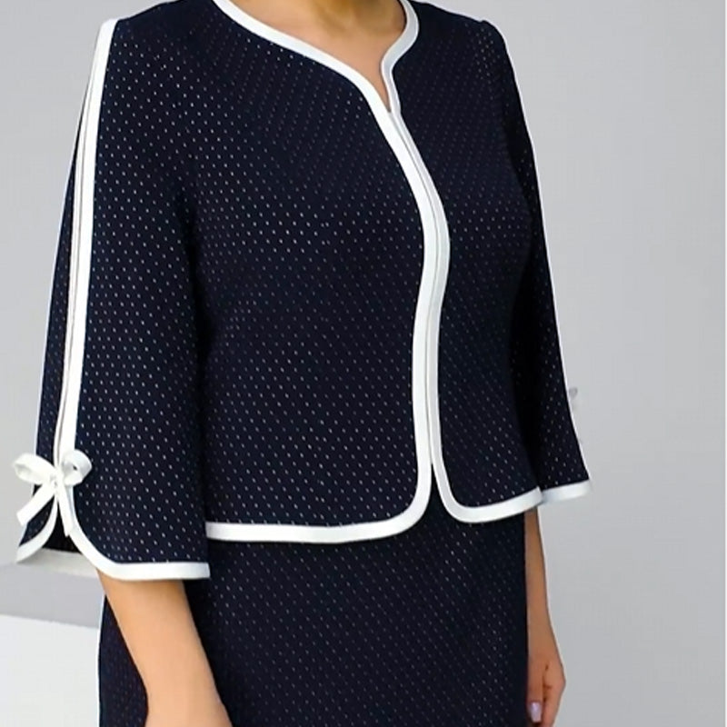 Elegáns felső masnival és hátul hasított szoknyával