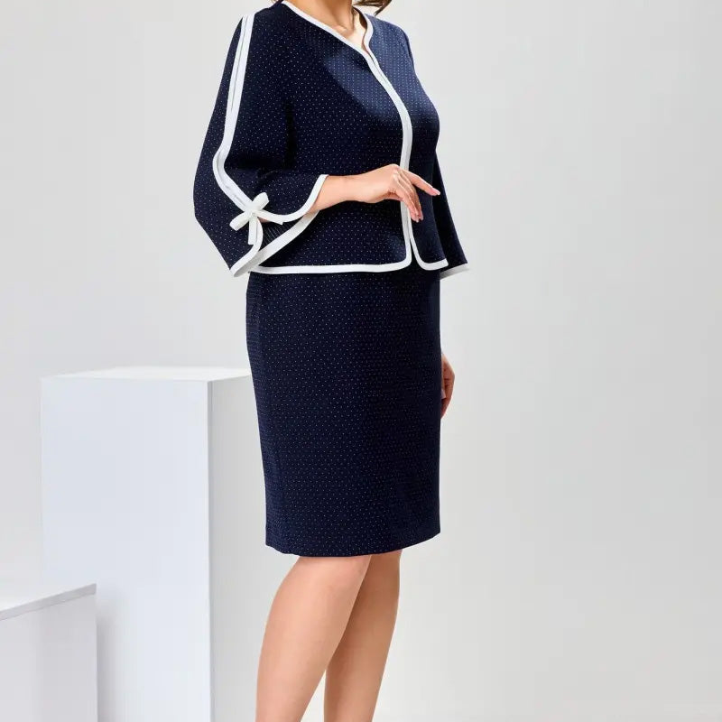 Elegáns felső masnival és hátul hasított szoknyával