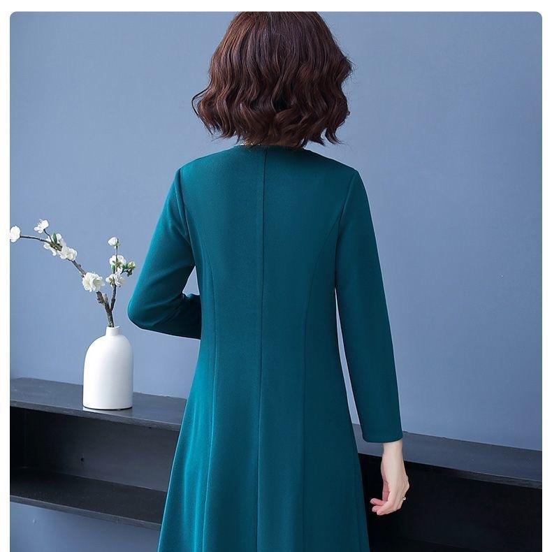 Elegáns, kétrészes női szett kabáttal és ruhával