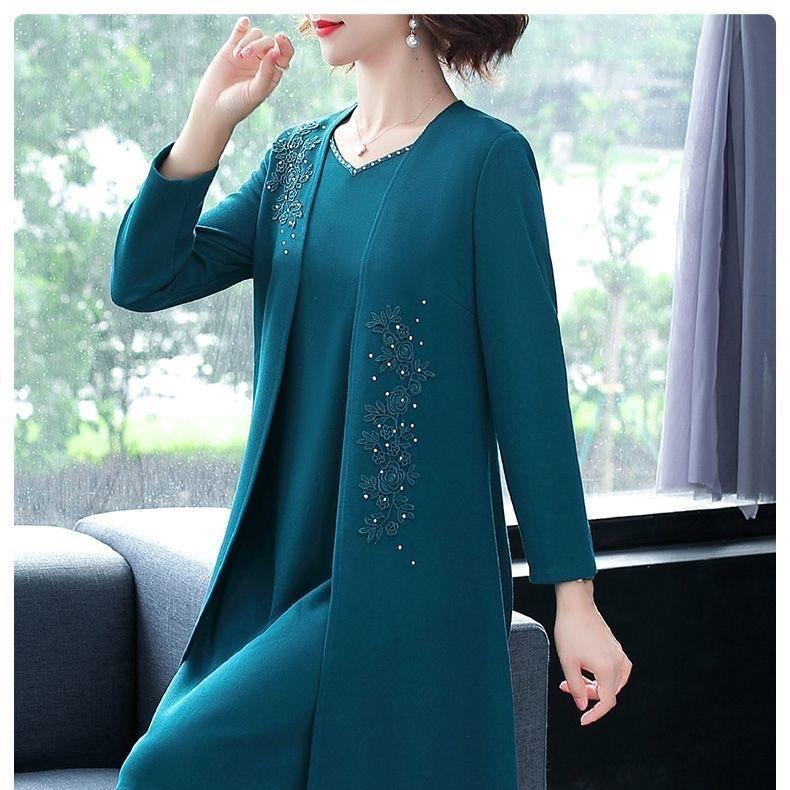 Elegáns, kétrészes női szett kabáttal és ruhával