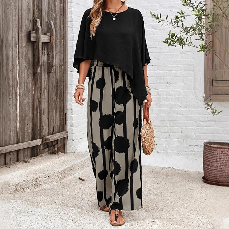 Elegáns szett háromnegyedes ujjú felsővel és mintás nadrággal