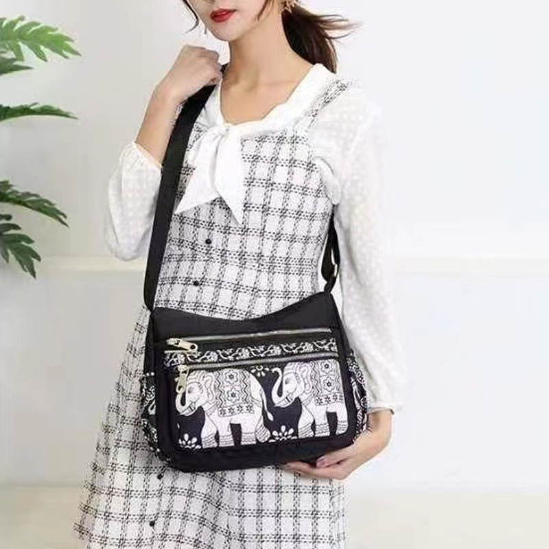 🔥Nagy kapacitású több zsebes divat nyomtatott Messenger táska