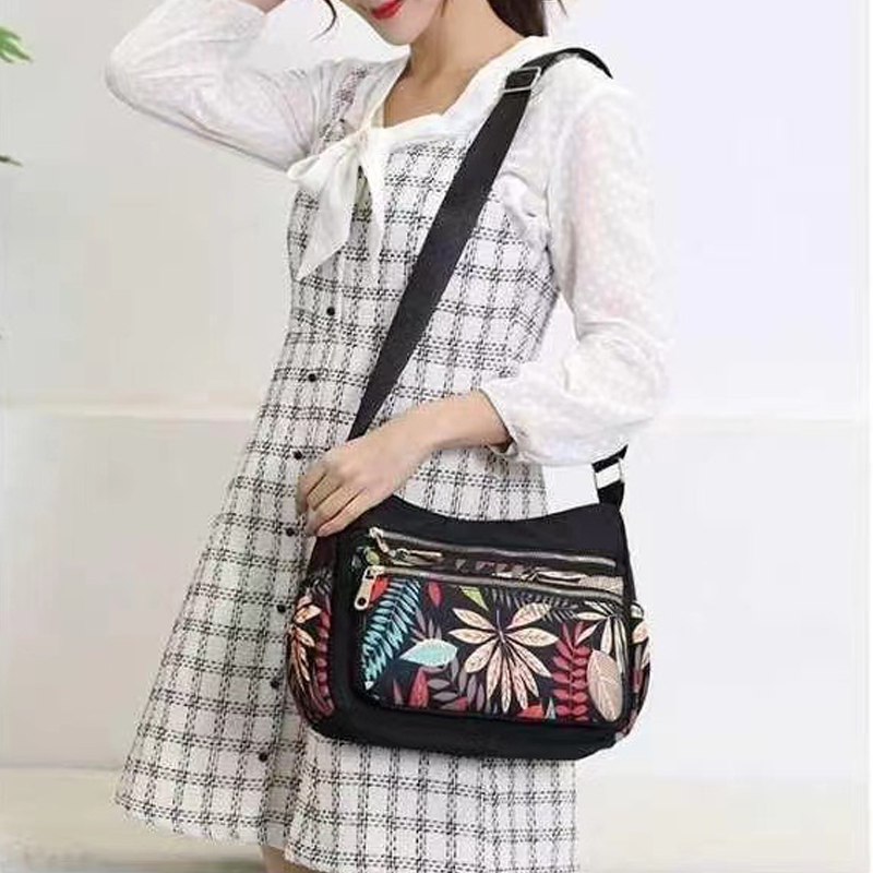 🔥Nagy kapacitású több zsebes divat nyomtatott Messenger táska