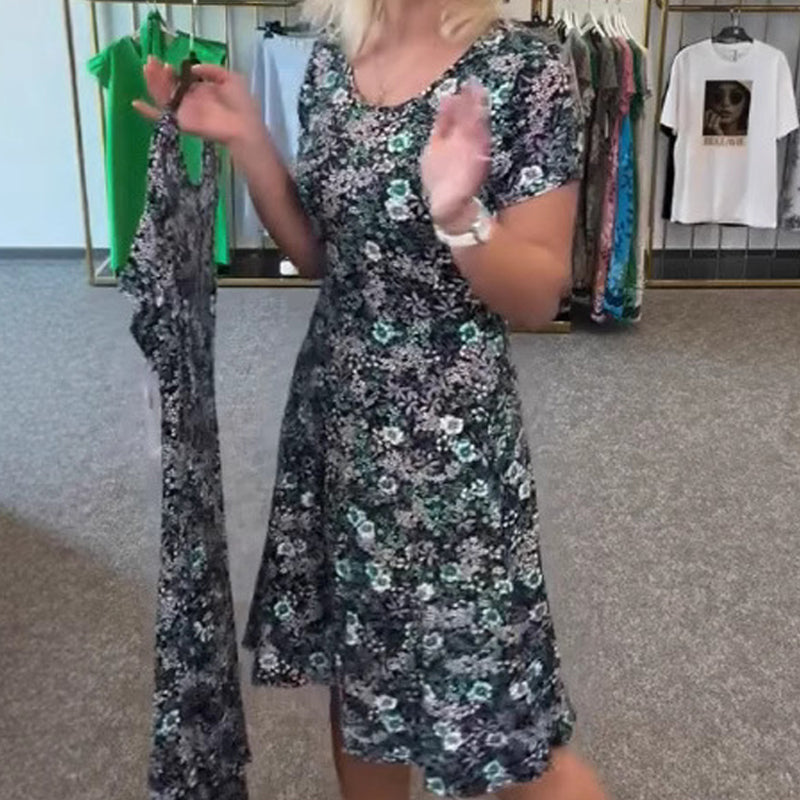 Női lezser ruha virágmintával a nyak körül